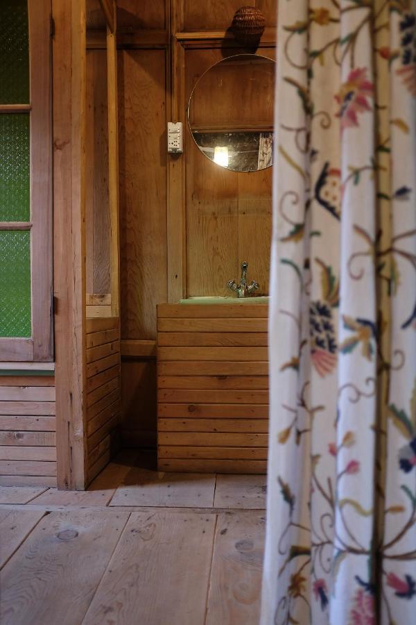 Omar Khayam Houseboat Retreat Bed & Breakfast Srinagar  Exterior photo